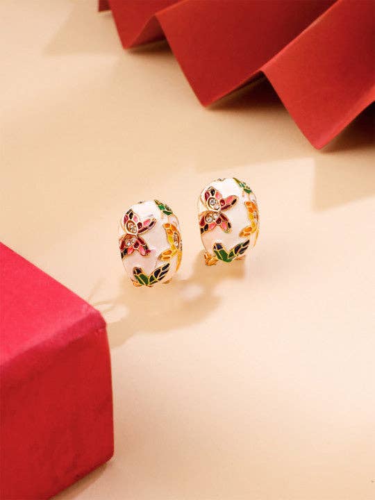 Oorknopjes | Wit bloemenmotief, geometrische steen | Emaille